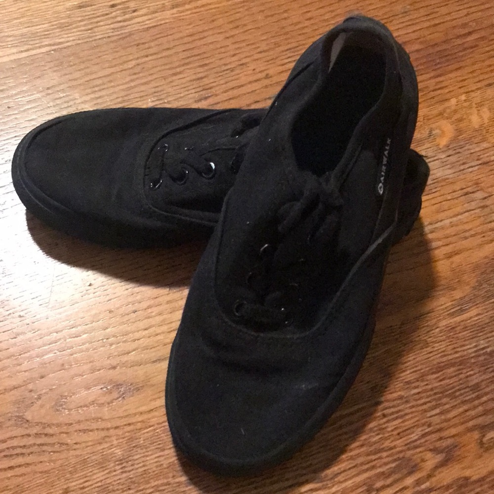 Boy/girl Airwalk skate shoe, size 2